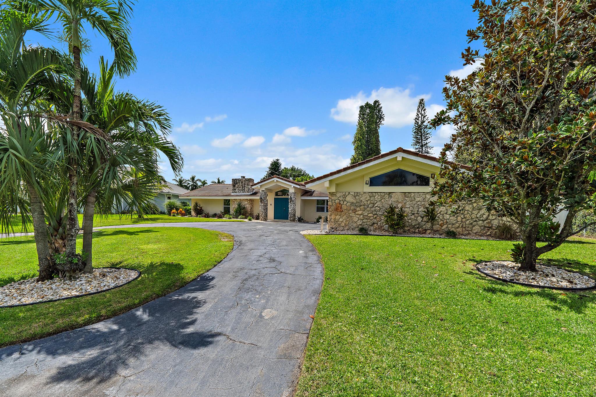 437 N Country Club Drive