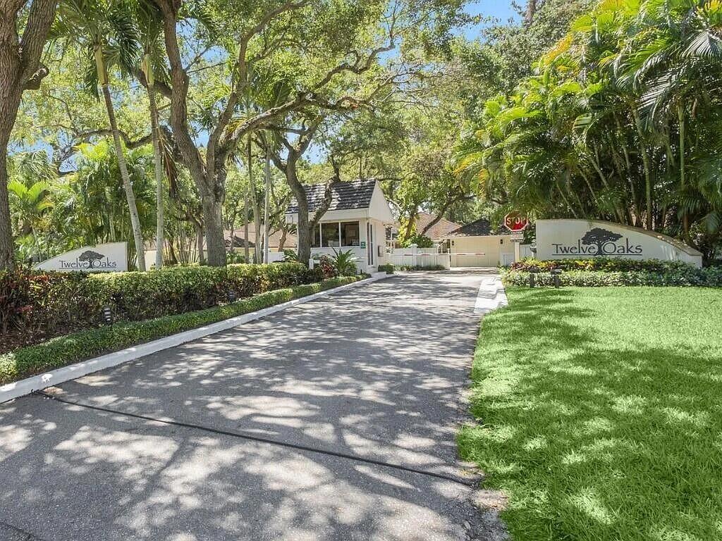 11354 Briarwood W/ 50ft Slip Place