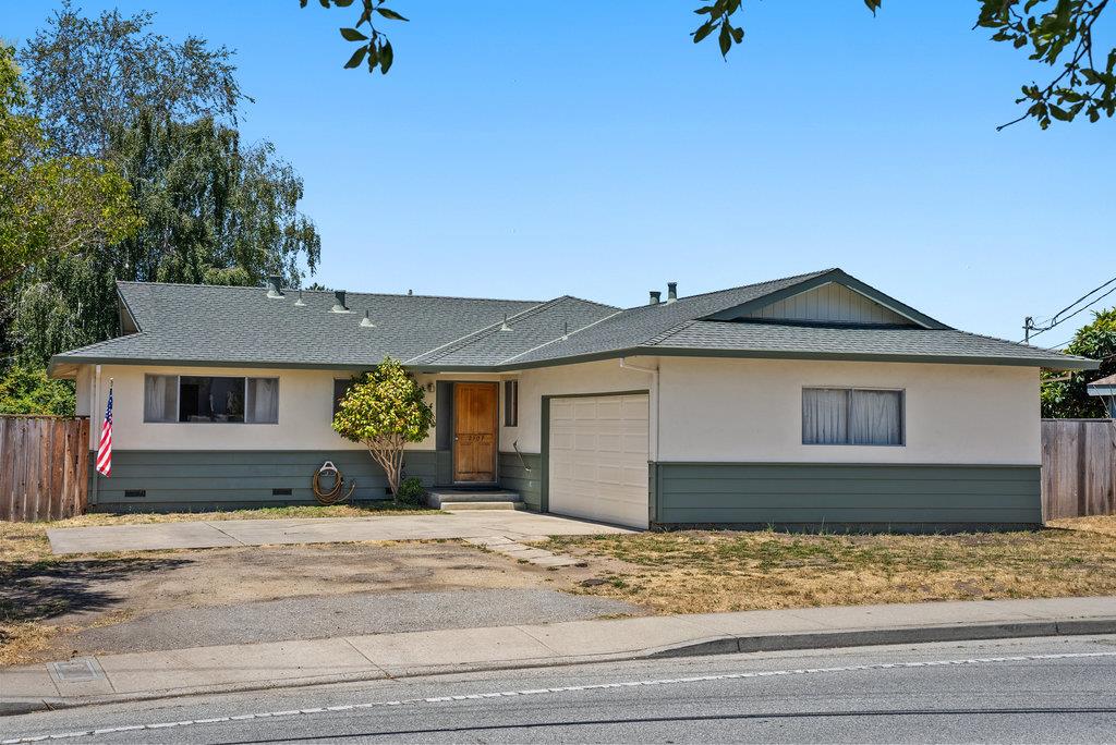 2107 Chanticleer Avenue