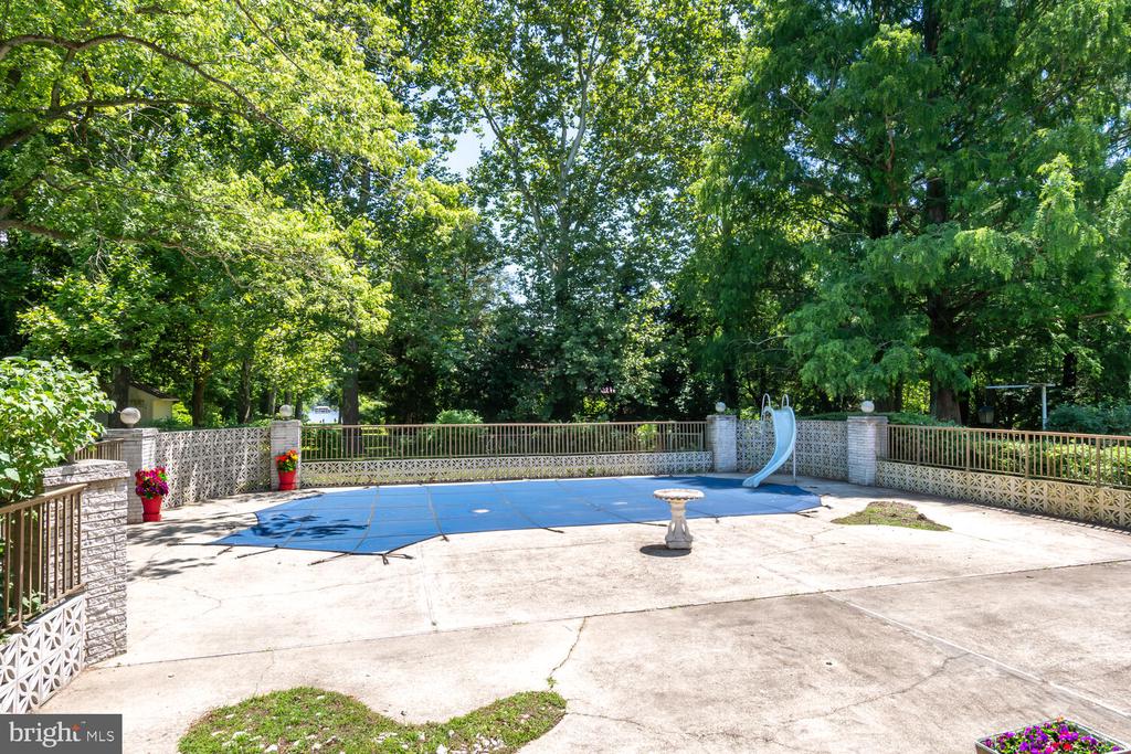 5533 Whitehall