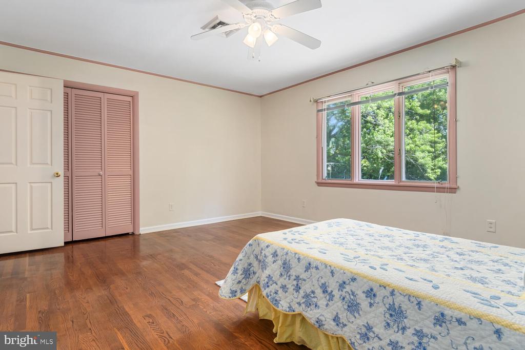 5533 Whitehall