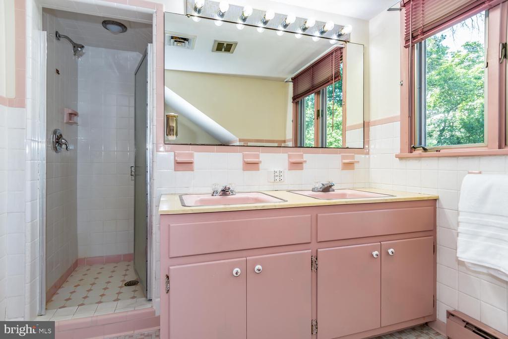 5533 Whitehall