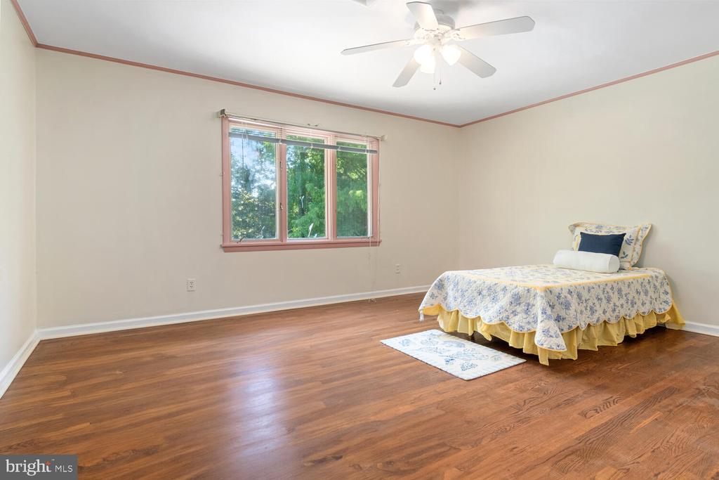 5533 Whitehall