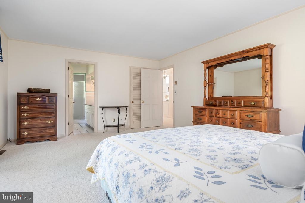 5533 Whitehall