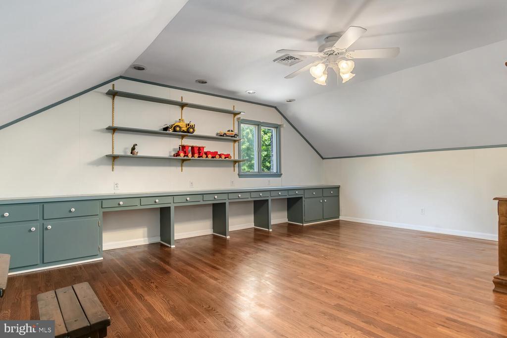 5533 Whitehall