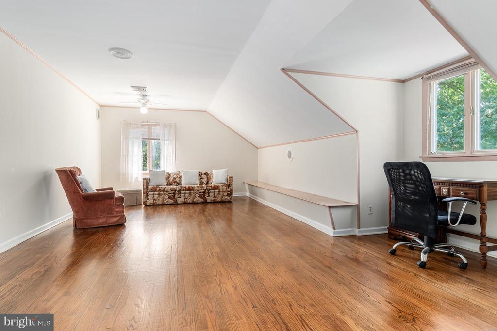 5533 Whitehall