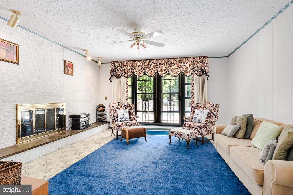 5533 Whitehall