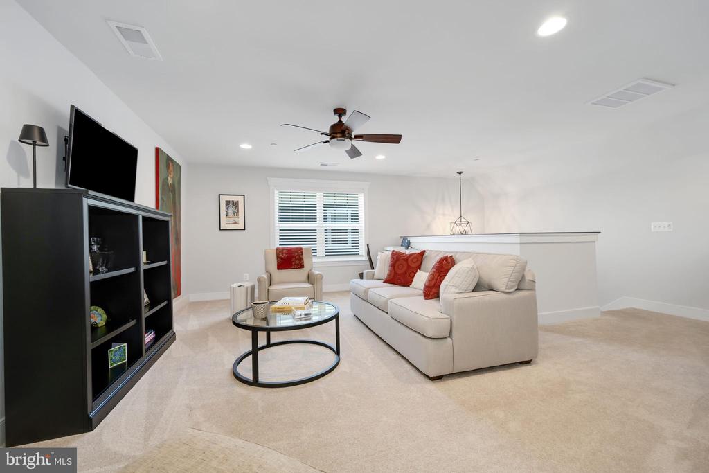 8134 Easton Village Dr