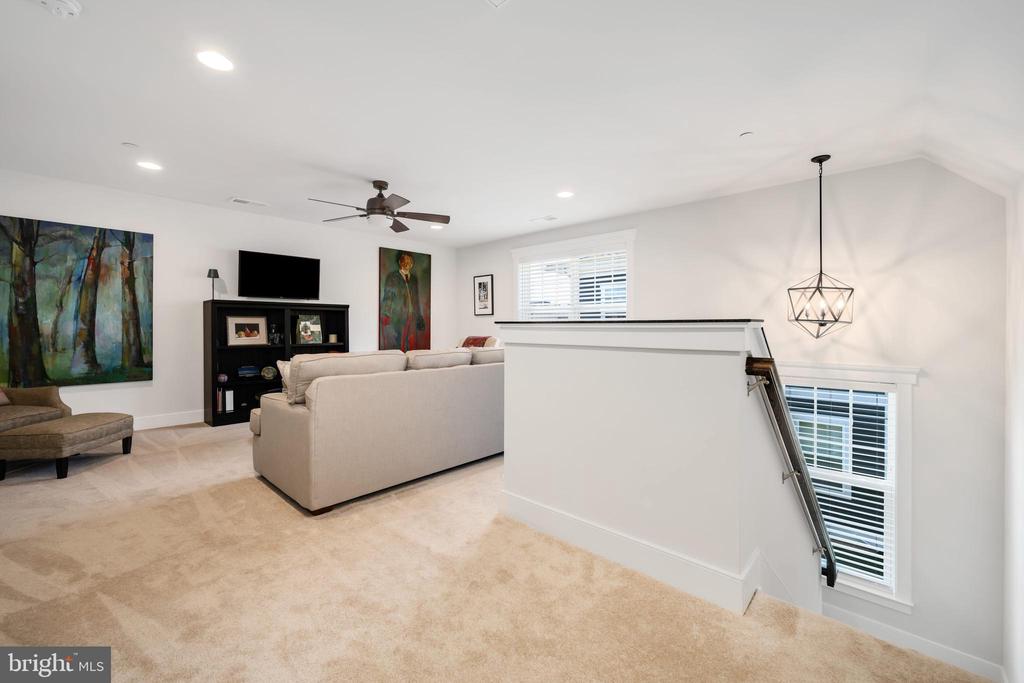 8134 Easton Village Dr