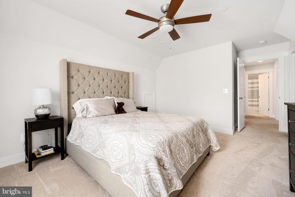 8134 Easton Village Dr