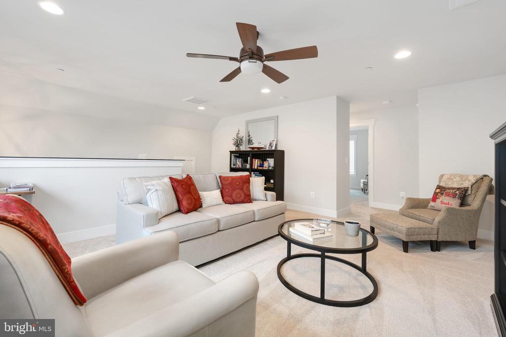 8134 Easton Village Dr