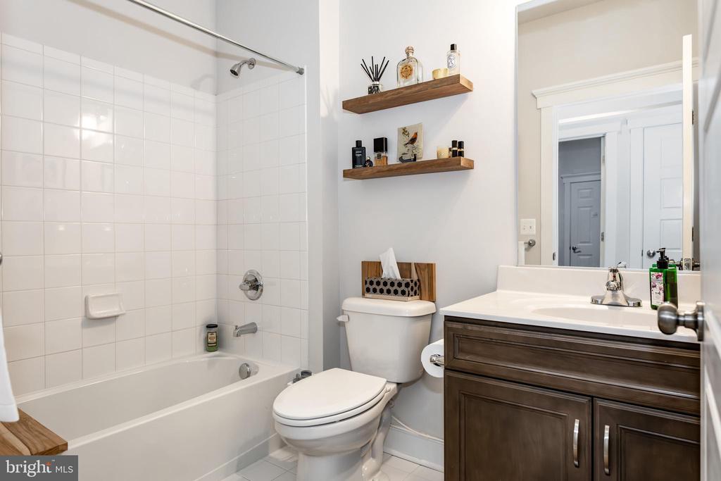 8134 Easton Village Dr
