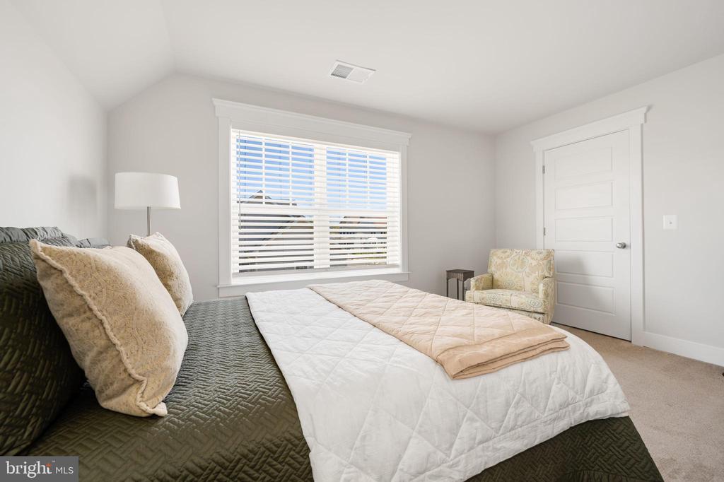 8134 Easton Village Dr