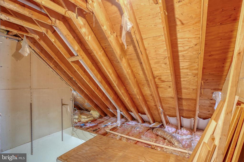 7852 WOODLAND CIRCLE