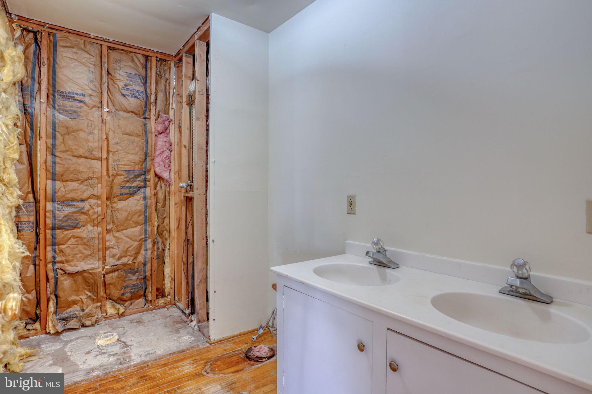7852 WOODLAND CIRCLE