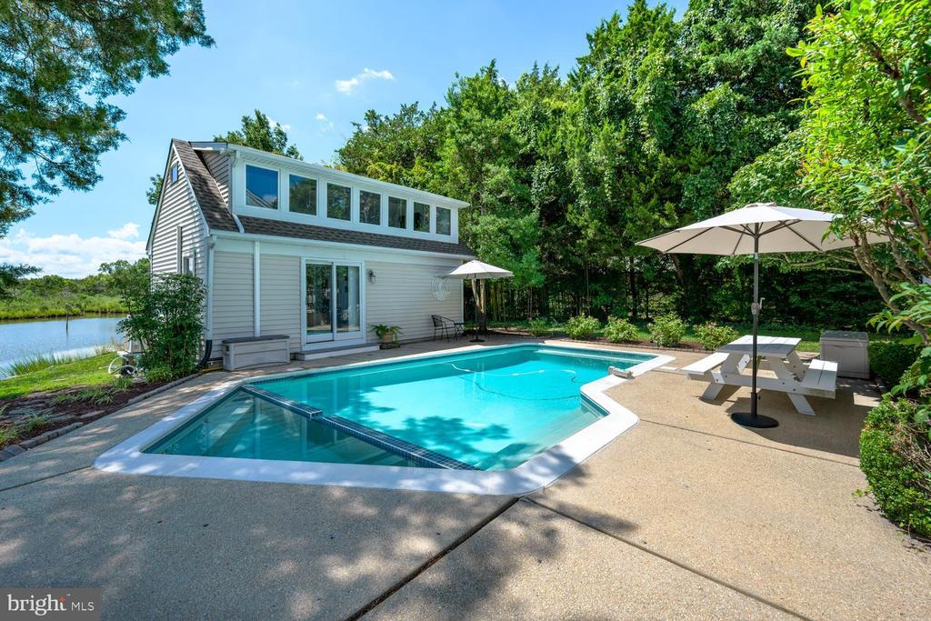 106 E DIVISION STREET