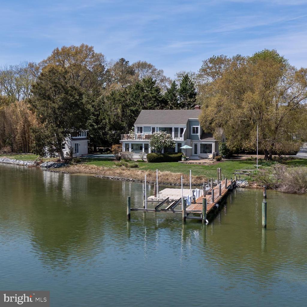 106 E DIVISION STREET