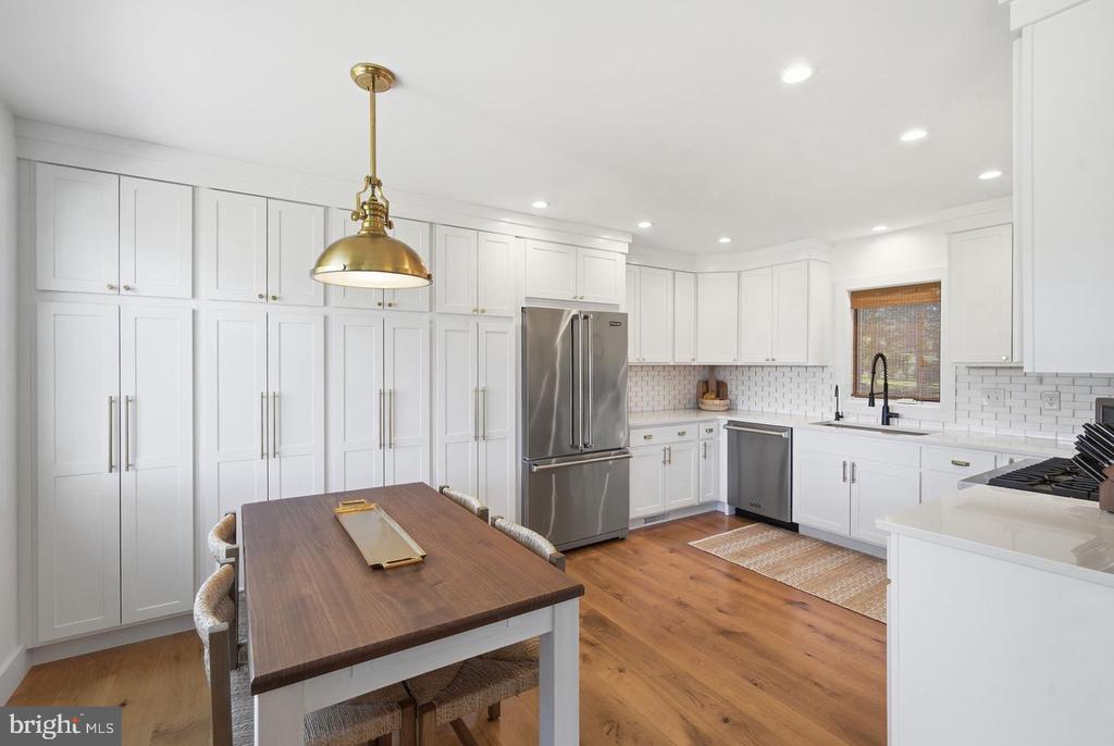 7871 AVON COURT