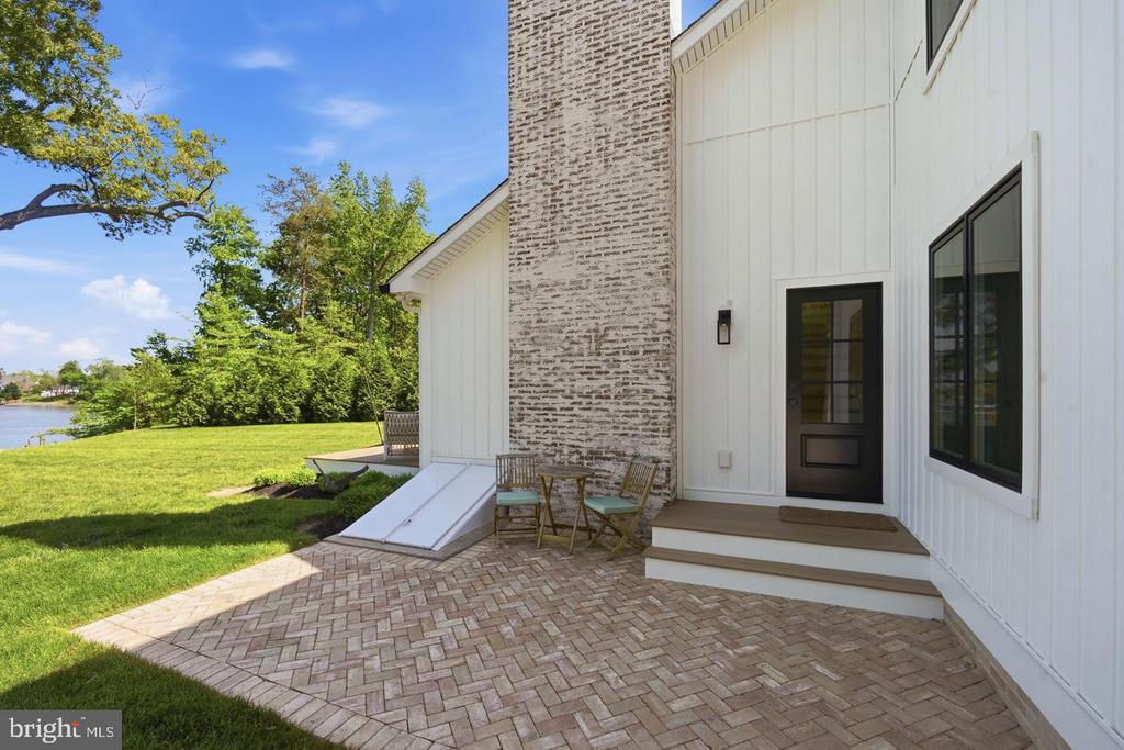 7871 AVON COURT
