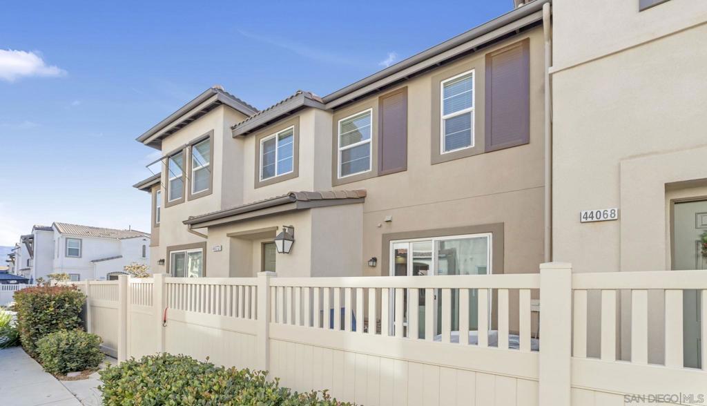 44072 Calle Luz