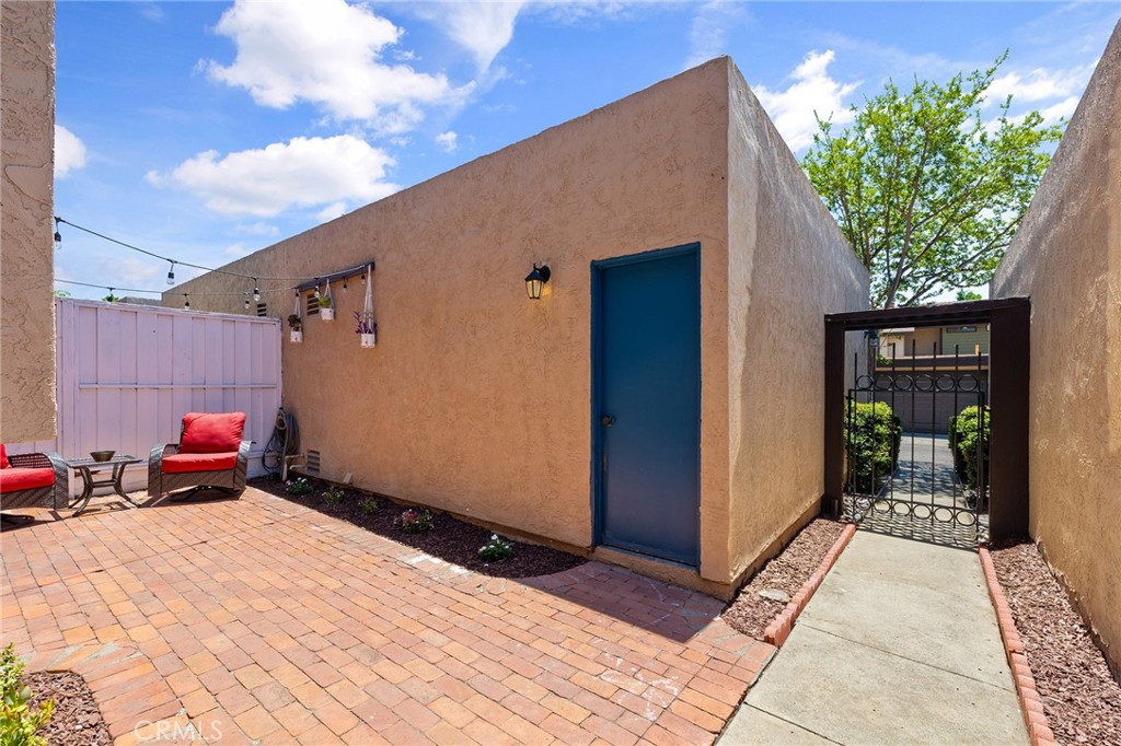 140 E El Norte Parkway 8