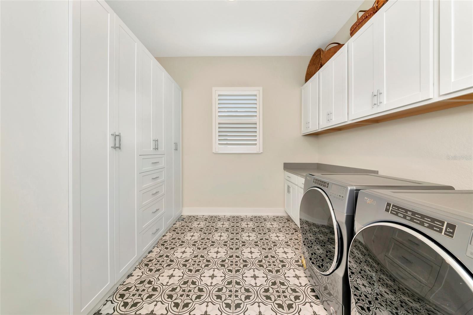 8252 REDONDA LOOP