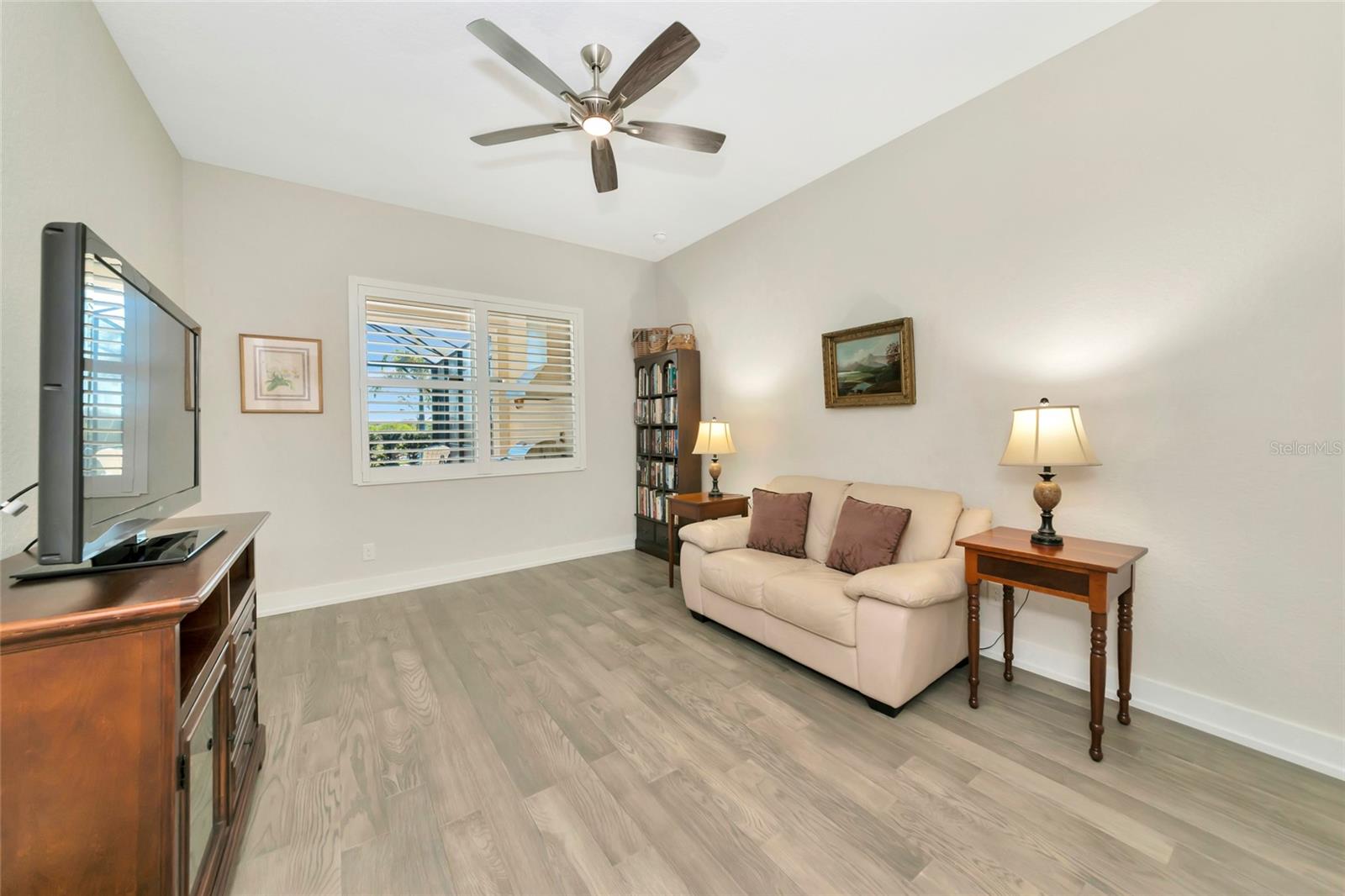 8252 REDONDA LOOP