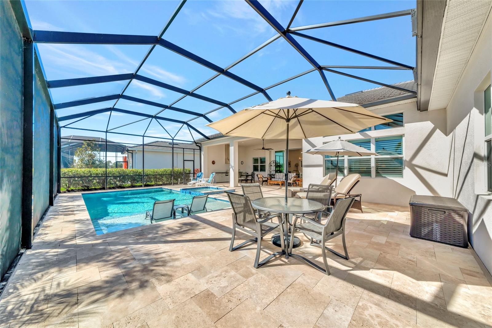 8252 REDONDA LOOP