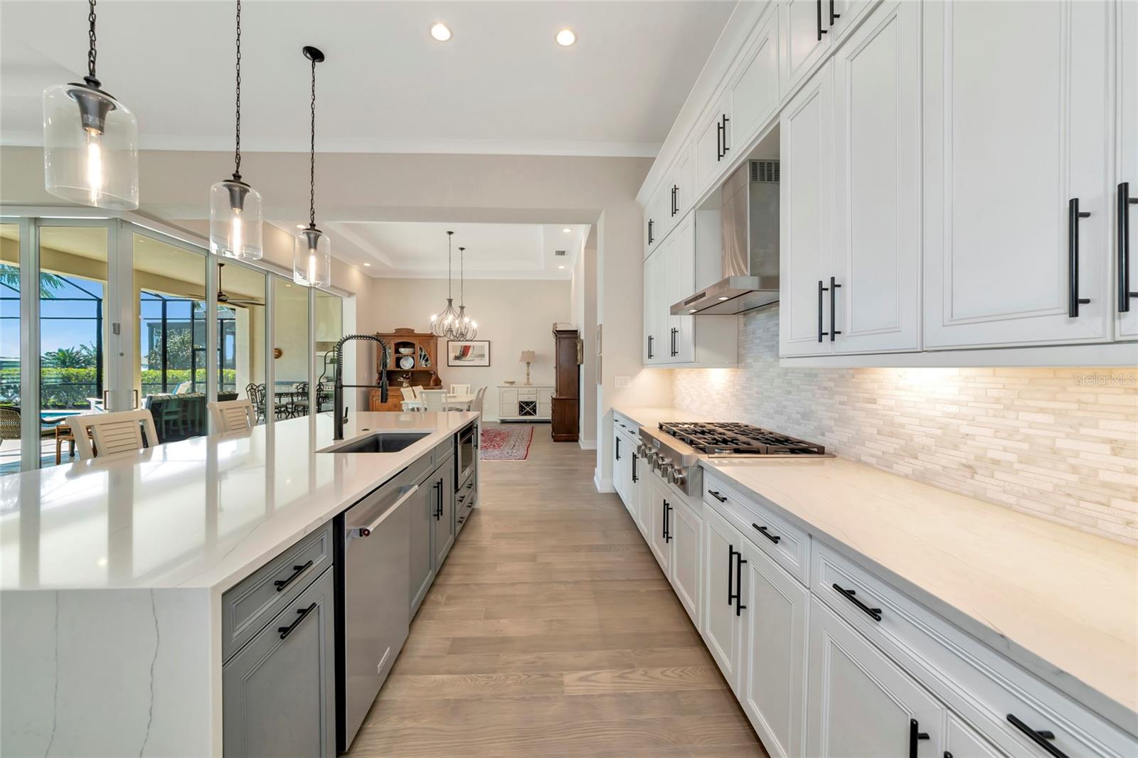 8252 REDONDA LOOP
