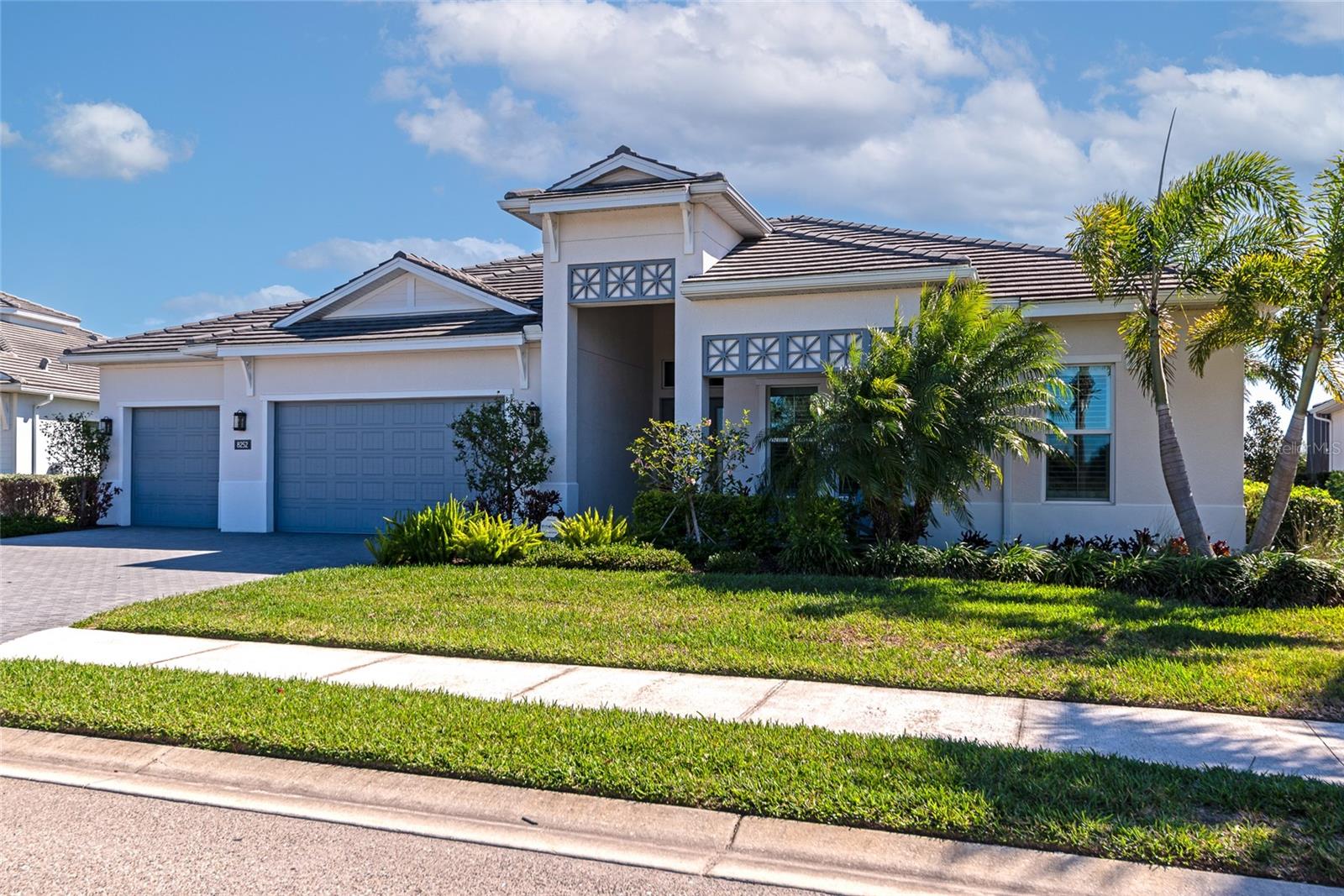 8252 REDONDA LOOP