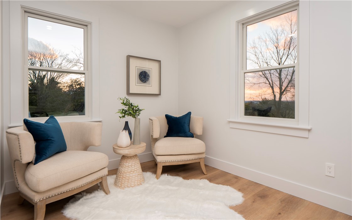 1096 East Main Road