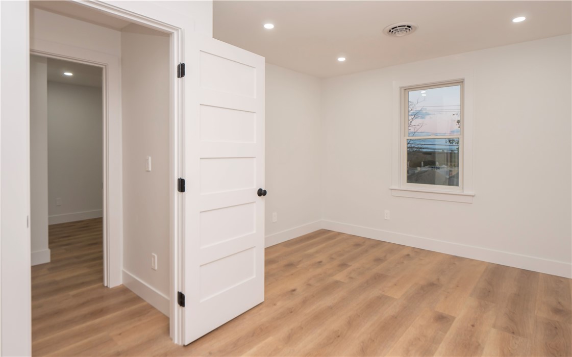 1096 East Main Road