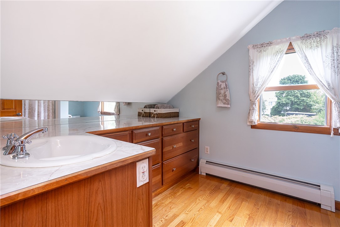 1049 Wapping Road