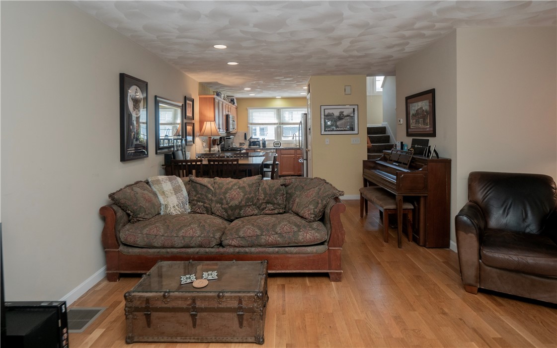 881 Greenwich Avenue 26