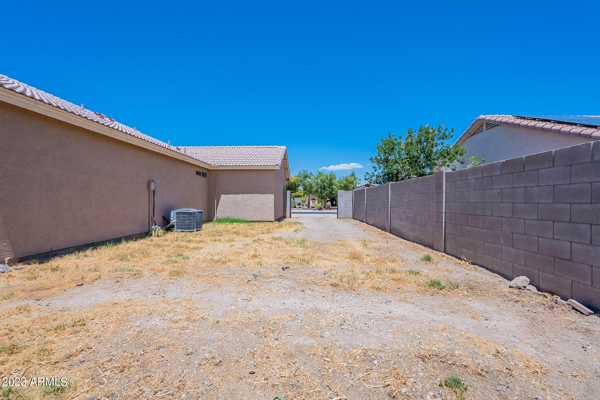 725 E ROBERTS Avenue