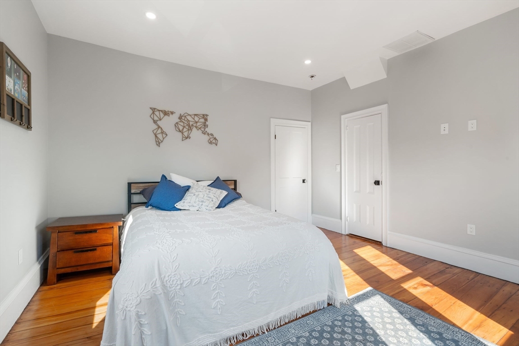 1075 Adams