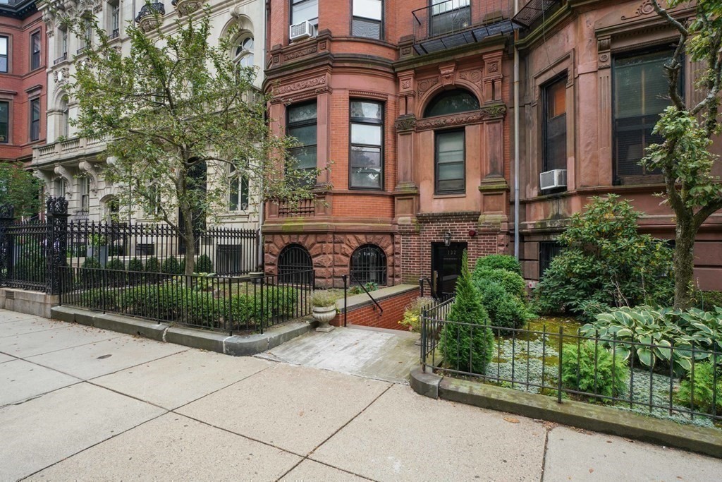 132 Commonwealth Ave Unit: 9PH