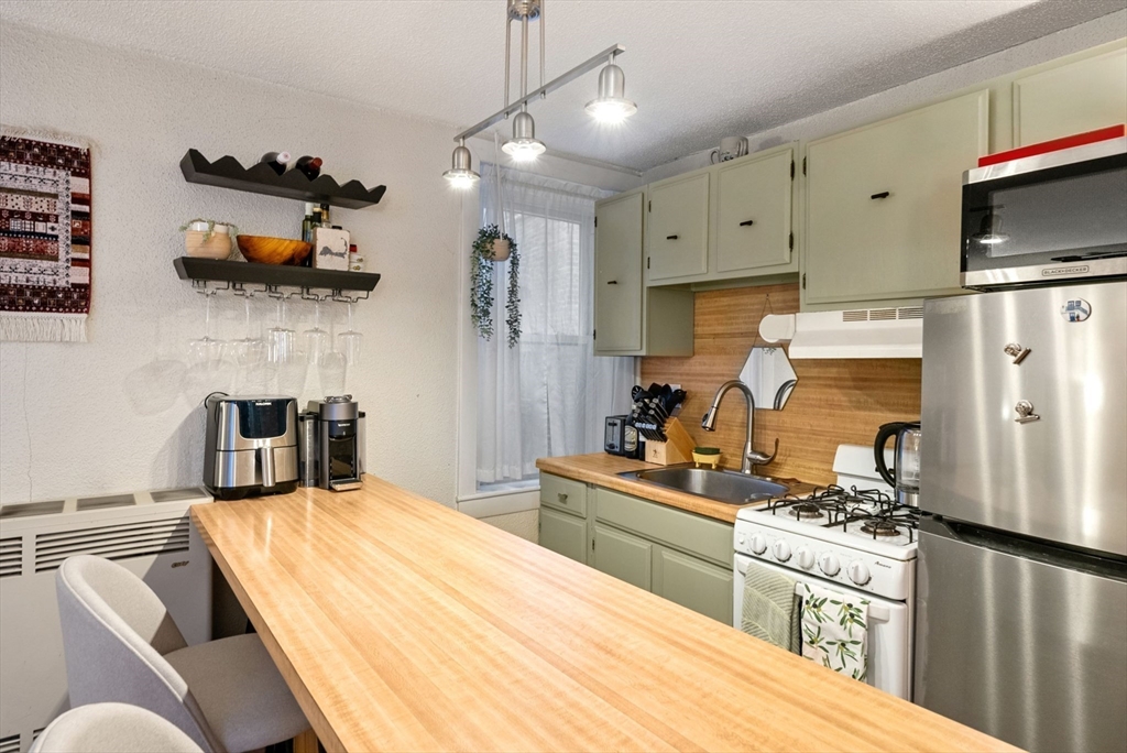 10 Henchman St # 2R