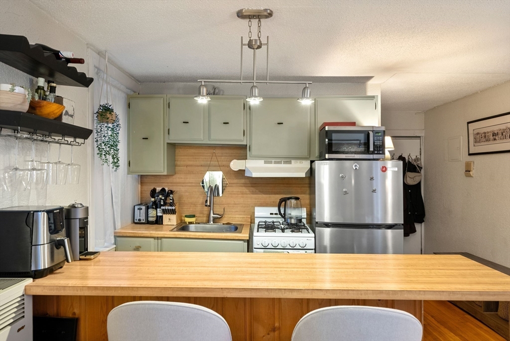 10 Henchman St # 2R