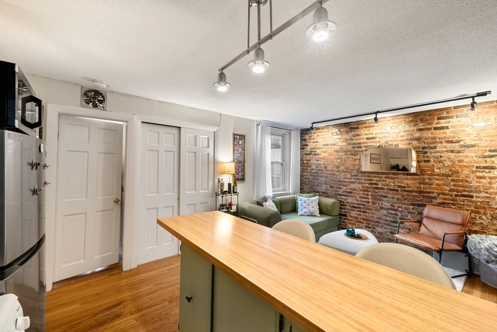10 Henchman St # 2R