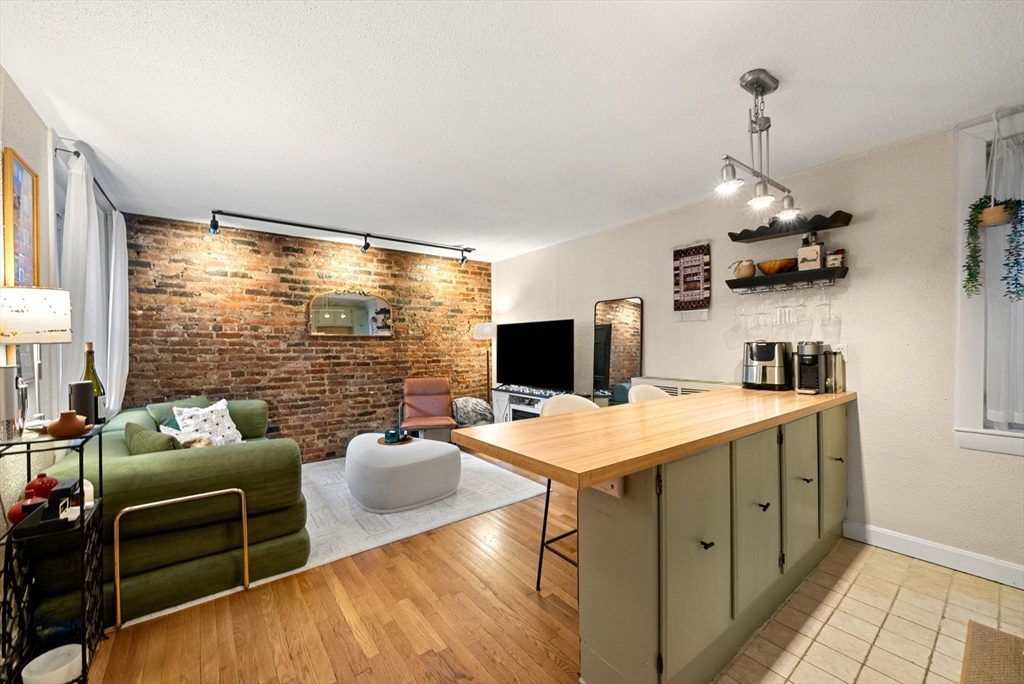 10 Henchman St # 2R