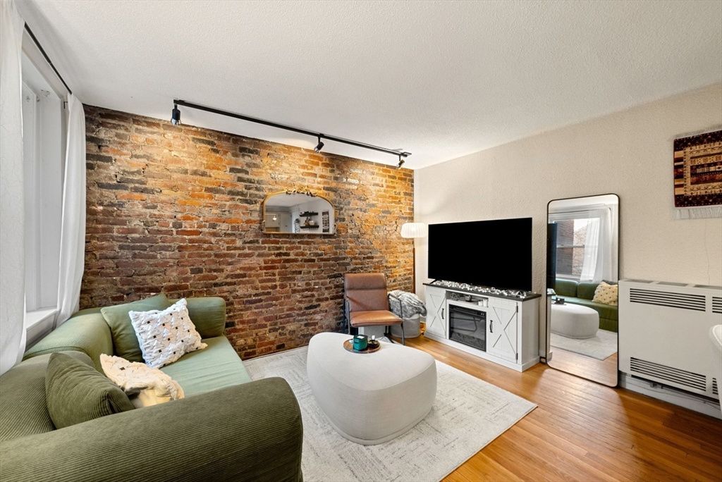 10 Henchman St # 2R