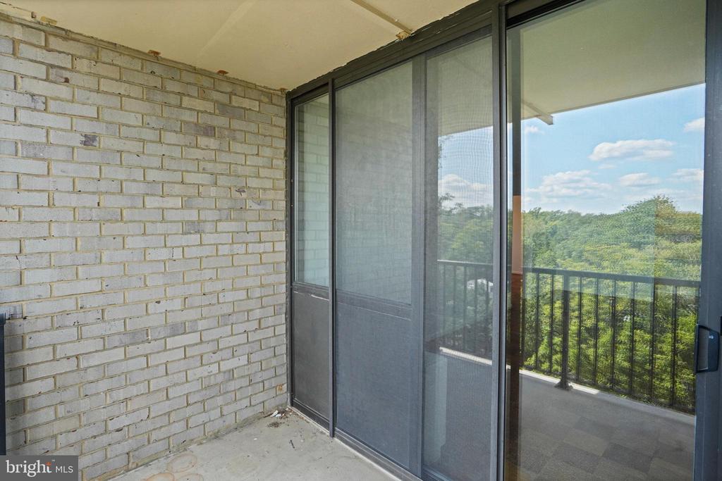 4242 E WEST 605