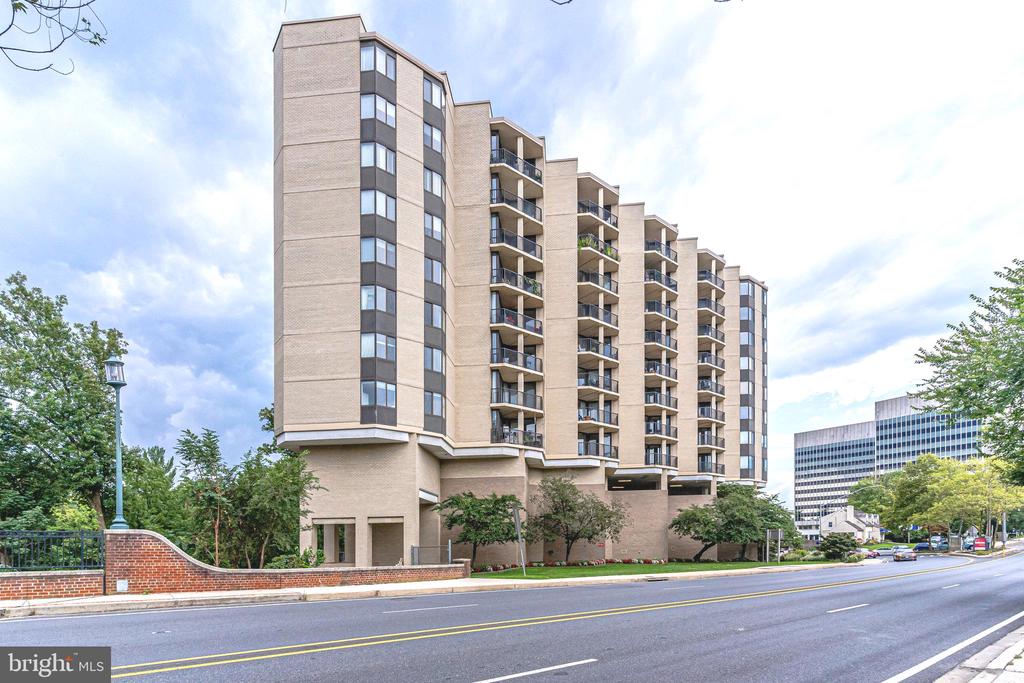 4242 E WEST 605