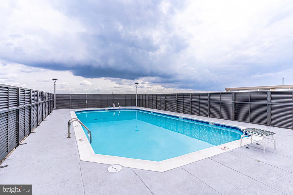 4242 E WEST 605