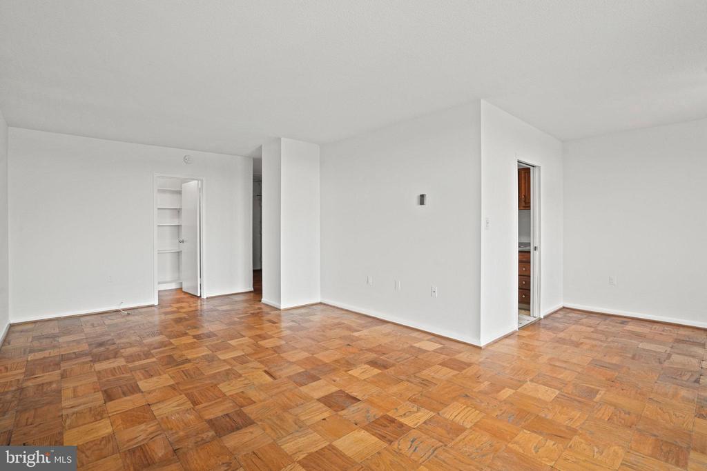 4242 E WEST 605