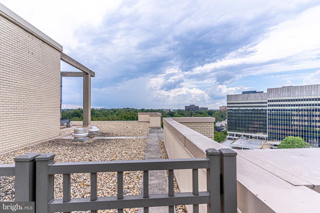 4242 E WEST 605