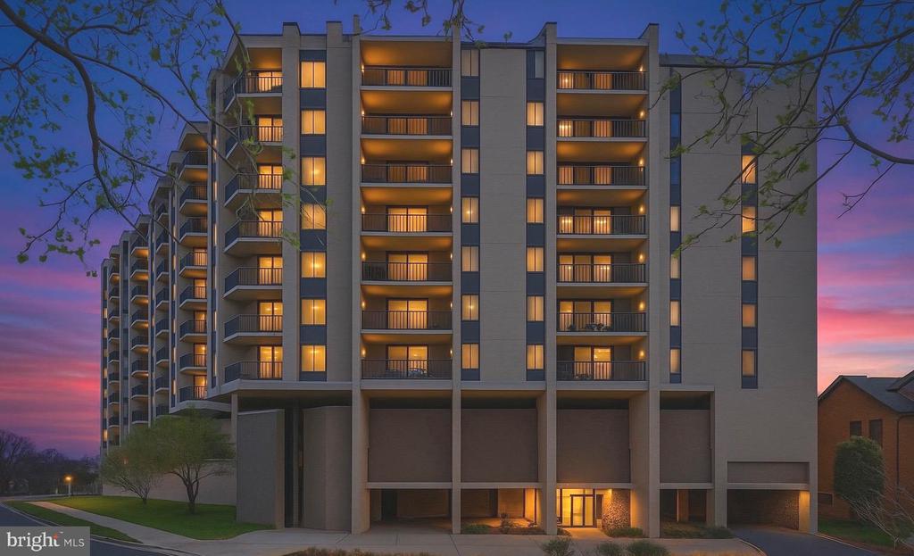 4242 E WEST 605