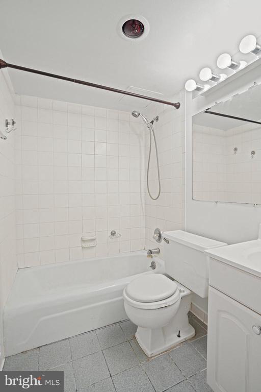 4242 E WEST 605