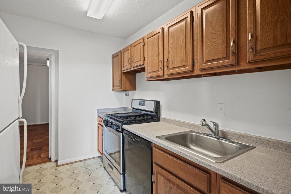 4242 E WEST 605